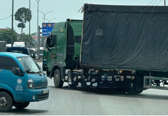  Hiện trường vụ tai nạn tại ngã tư Lộc An, huyện Long Thành, Đồng Nai - Ảnh: Báo Xây dựng