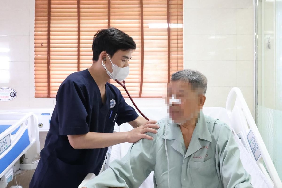 BSCKI Lưu Văn Thìn đang thăm khám cho người bệnh - Ảnh BVCC