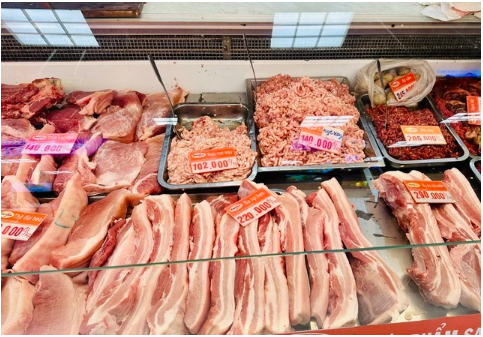 Giá thịt heo ở TP.HCM vẫn rất cao do heo hơi có xu hướng tăng trở lại - Ảnh: Báo Thanh Niên