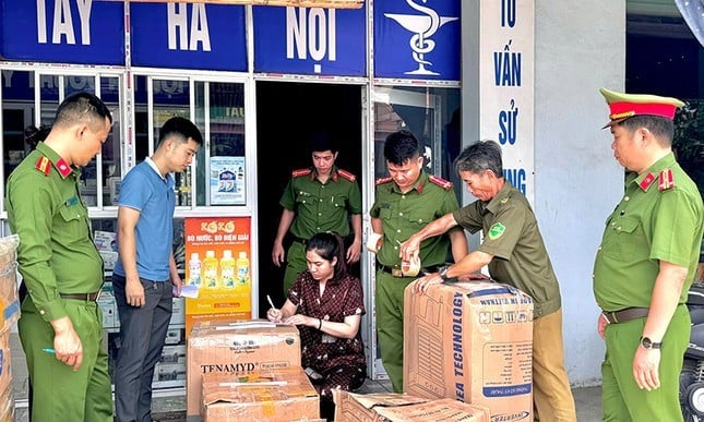 Lực lượng chức năng đang kiểm đếm hàng hóa.