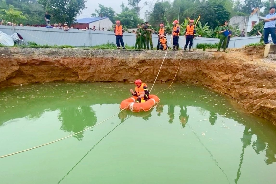 Chính quyền địa phương đã huy động 5 máy bơm dã chiến để hút bớt nước ra khỏi hố. Ảnh: Báo Lao Động.