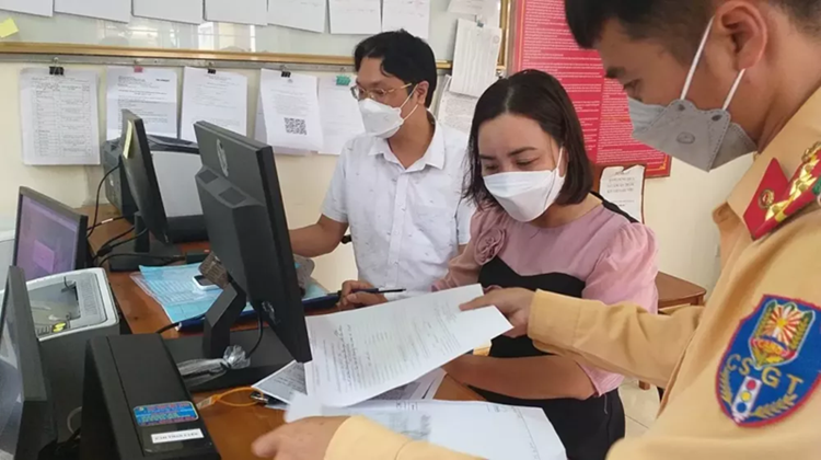 Thi bằng lái xe sẽ dùng 600 câu hỏi lý thuyết mới từ 1/6.