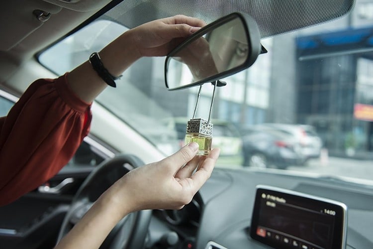 Biện pháp phòng chống cháy nổ hiệu quả trong mùa nắng nóng là loại bỏ những vật trang trí bằng thuỷ tinh, pha lê ra khỏi xe.