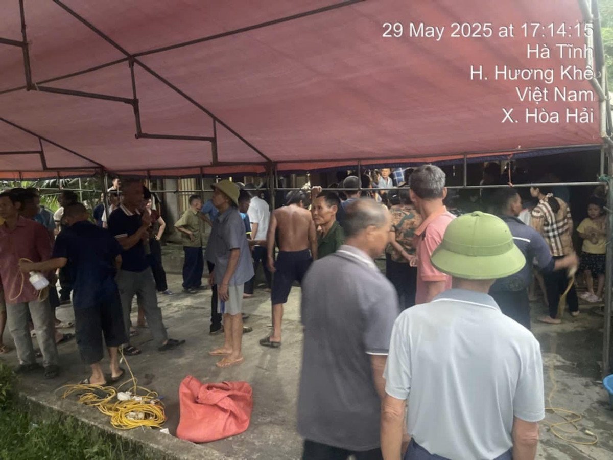 Cơ quan chức năng bàn giao thi thể nạn nhân cho gia đình an táng theo phong tục địa phương.