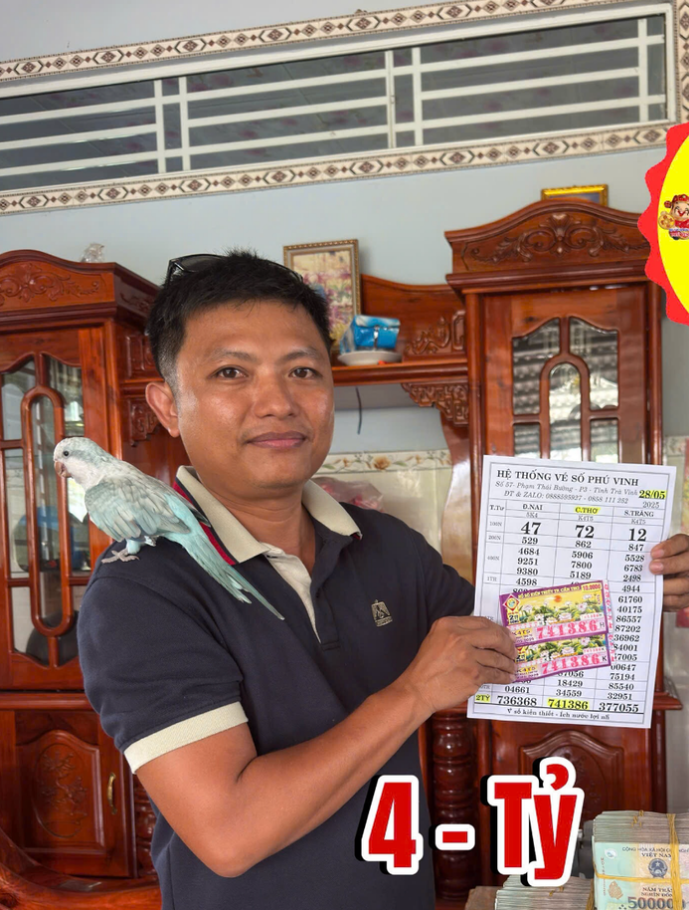 Huỳnh Phong Phú chia sẻ việc đem 3,6 tỉ đồng tiền mặt từ Trà Vinh sang Cần Thơ đổi cho khách - Ảnh: Báo Người Lao Động