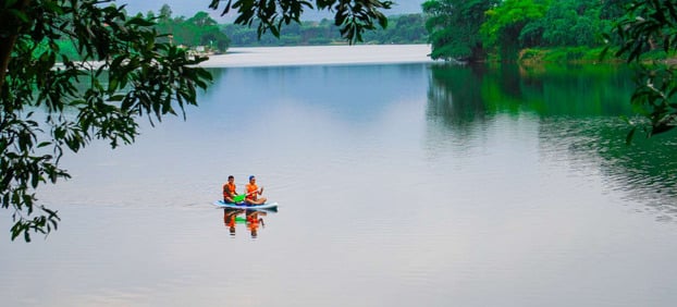 Phần chân đồi tiếp giáp với dòng sông Hương uốn lượn, phía Tây Nam TP. Huế. (Ảnh: Báo Lao động)