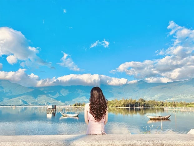 Du khách ghé thăm đầm Lập An không chỉ bị ấn tượng bởi cảnh sắc thiên nhiên hữu tình mà còn bởi những phút giây tránh xa khỏi khói bụi thành phố, tấp nập bon chen (Ảnh: Lao động)