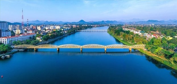 Cầu Trường Tiền nhìn từ trên cao (Ảnh: Nguyễn Phong)