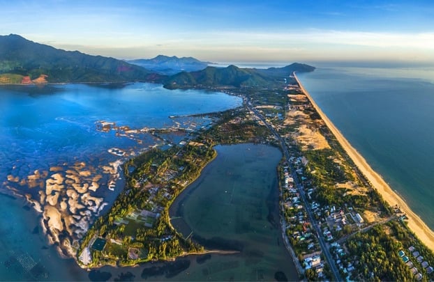Vịnh Lăng Cô. Ảnh: Nhật Long