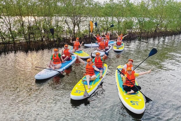 Du khách chèo Sub trên phá Tham Giang (Ảnh: Báo Thừa Thiên Huế)
