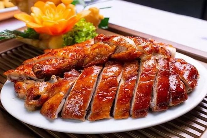 Sở dĩ miền Trung ưa chuộng thịt vịt hơn bởi người ta tin rằng thịt vịt có công dụng làm mát, giải nhiệt cho cơ thể, bổ máu và giúp tiêu hóa tốt hơn. Ngoài ra, đây cũng là thời điểm thịt vịt ngon và béo nhất.