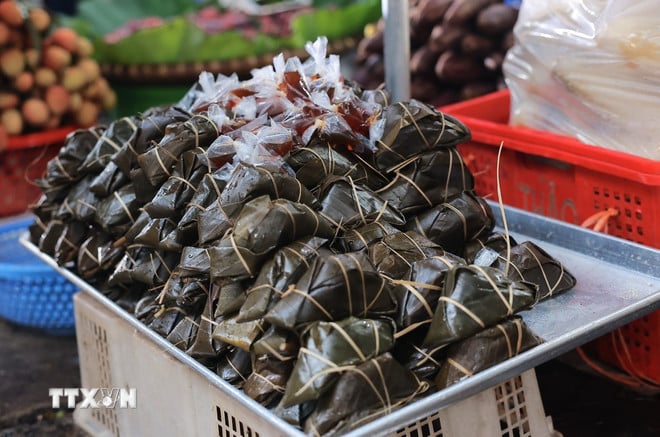Bánh tro được bày bán nhiều dịp Tết Đoan Ngọ. (Ảnh: Hoàng Hiếu/TTXVN)