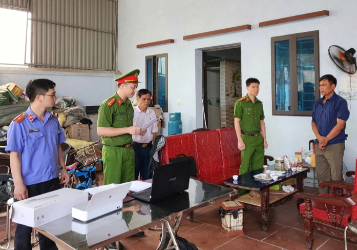 Cơ quan chức năng Tống đạt quyết định khởi tố bị can đối với ông Đường.