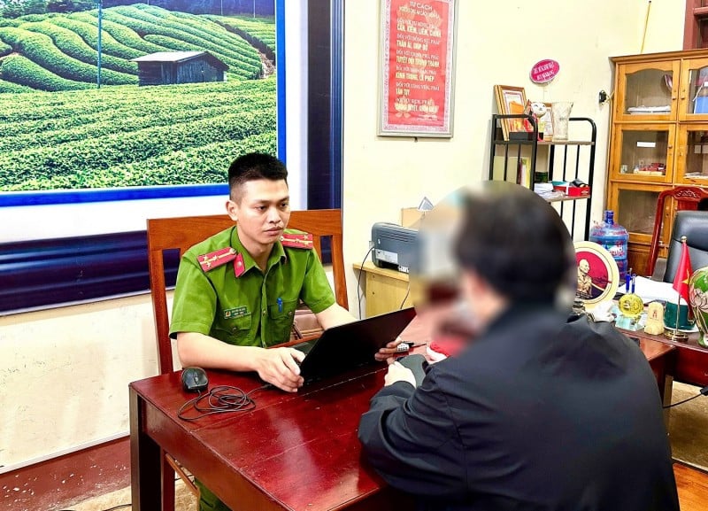 Cán bộ công an giải thích để em H. hiểu đây là thủ đoạn lừa đảo của tội phạm công nghệ cao.