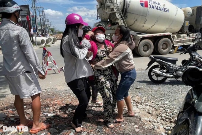 Người mẹ chồng ngã quỵ khi nghe tin con dâu đã mất trên đường đi cấp cứu. Ảnh: Báo Lao Động.
