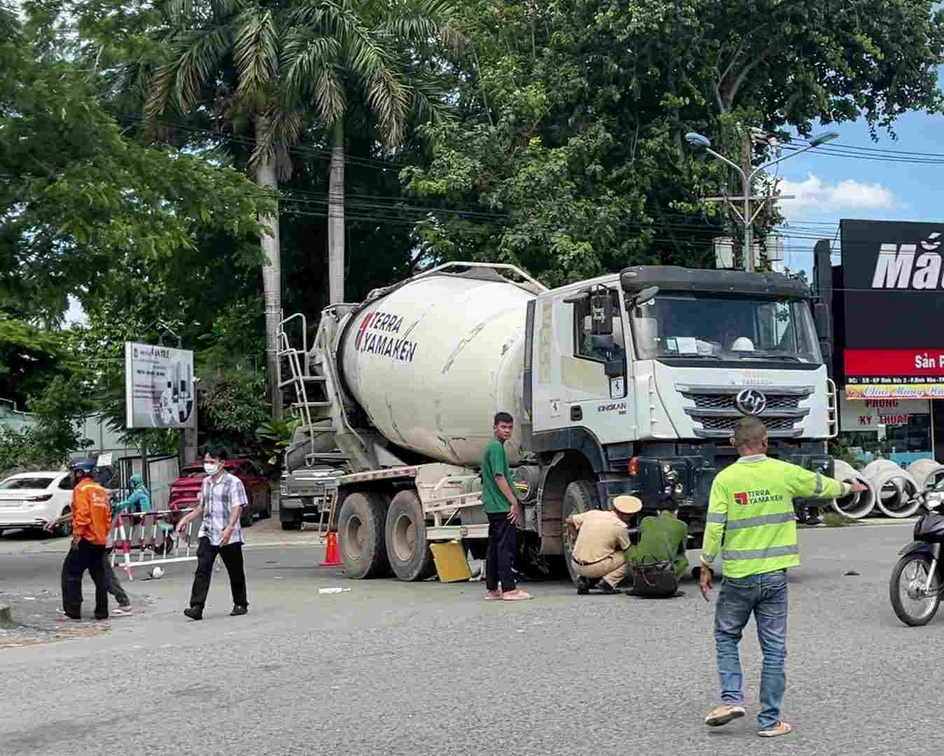 Lực lượng chức năng có mặt tại hiện trường. Ảnh: Báo Lao Động.