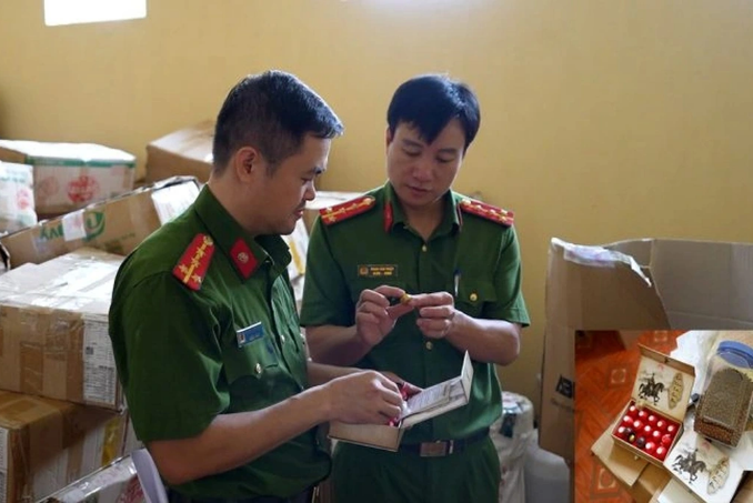 Công an tỉnh Yên Bái kiểm tra số hàng hóa bị thu giữ - Ảnh: Báo Dân trí