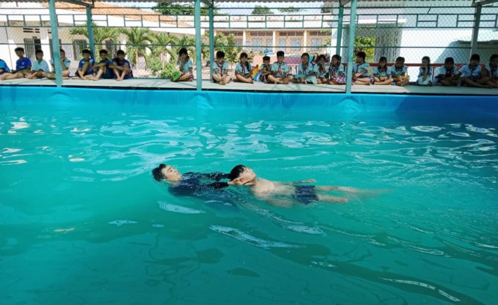 Huấn luyện viên hướng dẫn các em kỹ năng xử lý khi gặp trường hợp đuối nước. (ảnh nguồn longan.gov)