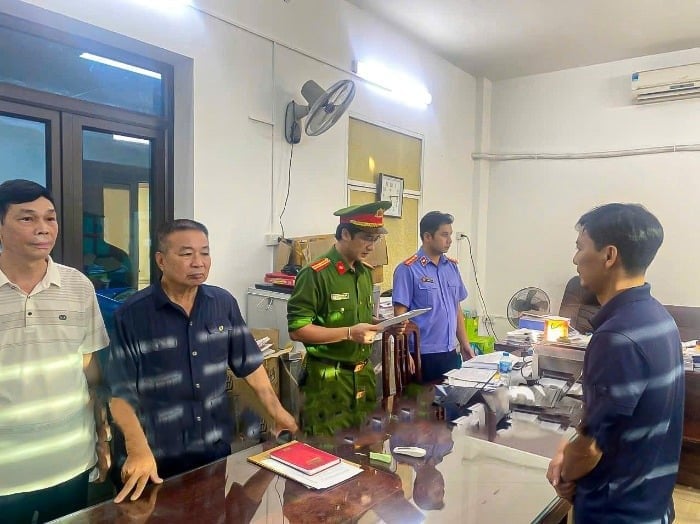  Cơ quan CSĐT Công an tỉnh đọc lệnh bắt đối tượng Trần Văn Huân. Ảnh: Công an tỉnh Hòa Bình