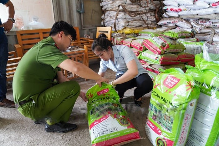  Cơ quan chức năng lấy mẫu phân bón của Chi nhánh Minh Bảo An Hòa Bình. Ảnh: Công an tỉnh Hòa Bình