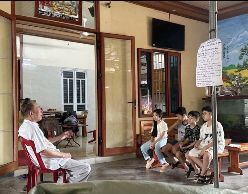 Ông Khính được khen ngợi là “ông nội quốc dân” vì sự tận tâm và hài hước - Ảnh: VietNamNet