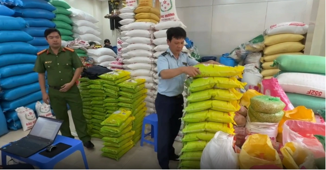 Hà Nội phát hiện nhiều cửa hàng kinh doanh giả mạo gạo ST25 - Ảnh: VOV.VN