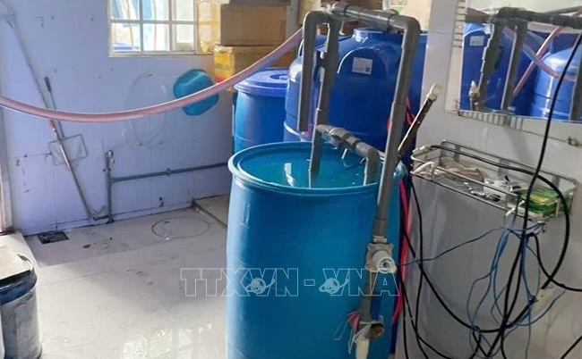 Số lượng lớn nước nắm giả bị lực lượng chức năng phát hiện tại thành phố Long Xuyên (An Giang) - Ảnh: Báo Tin tức thông tấn xã Việt Nam