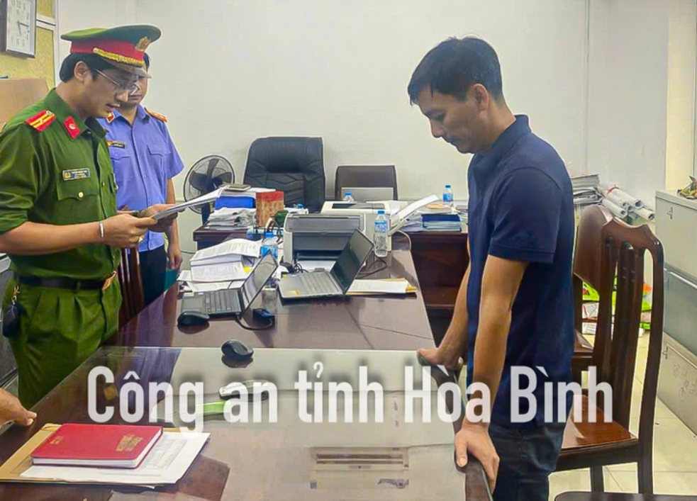  Cơ quan điều tra thi hành lệnh khởi tố với Trần Văn Huân - Ảnh: Báo Tuổi Trẻ