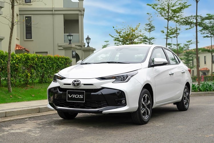 Trong đợt khuyến mãi lần này, Toyota Vios được hỗ trợ 50% lệ phí trước bạ và 1 năm bảo hiểm thân vỏ.