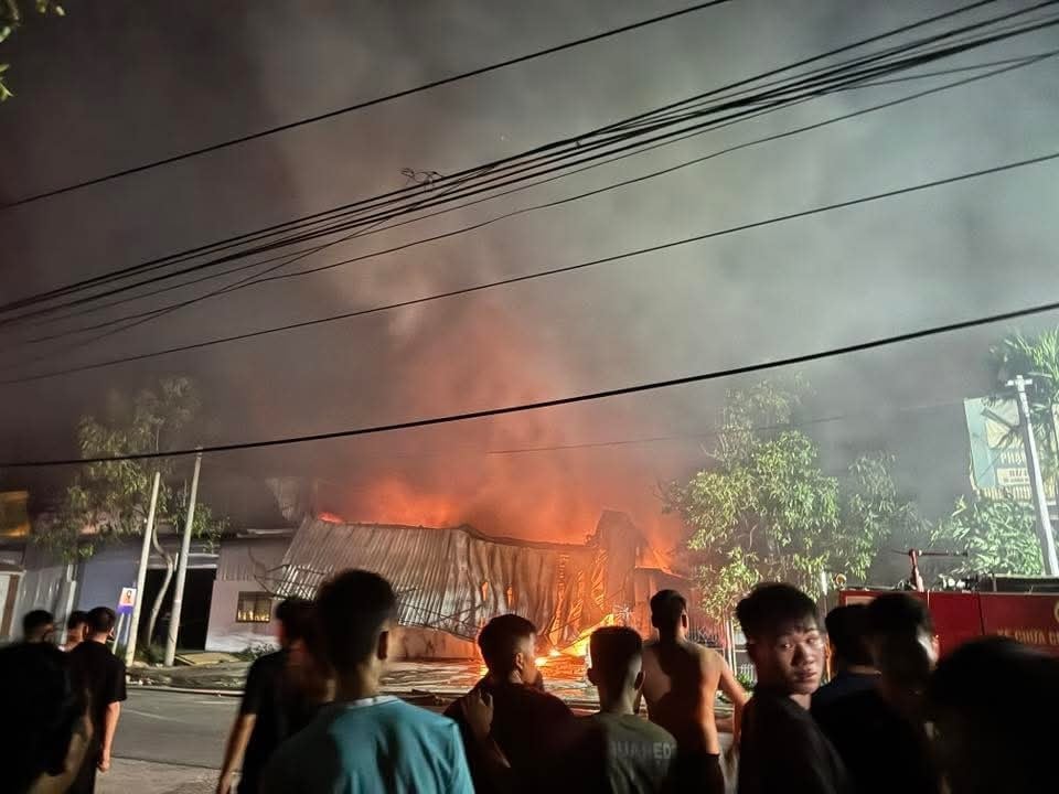 Cháy lớn thiêu rụi nhiều nhà xưởng ở Hải Dương
