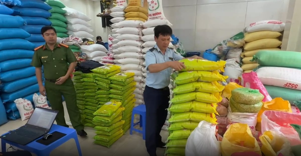 Lực lượng chức năng kiểm tra tại một cửa hàng kinh doanh gạo (Ảnh DMS)