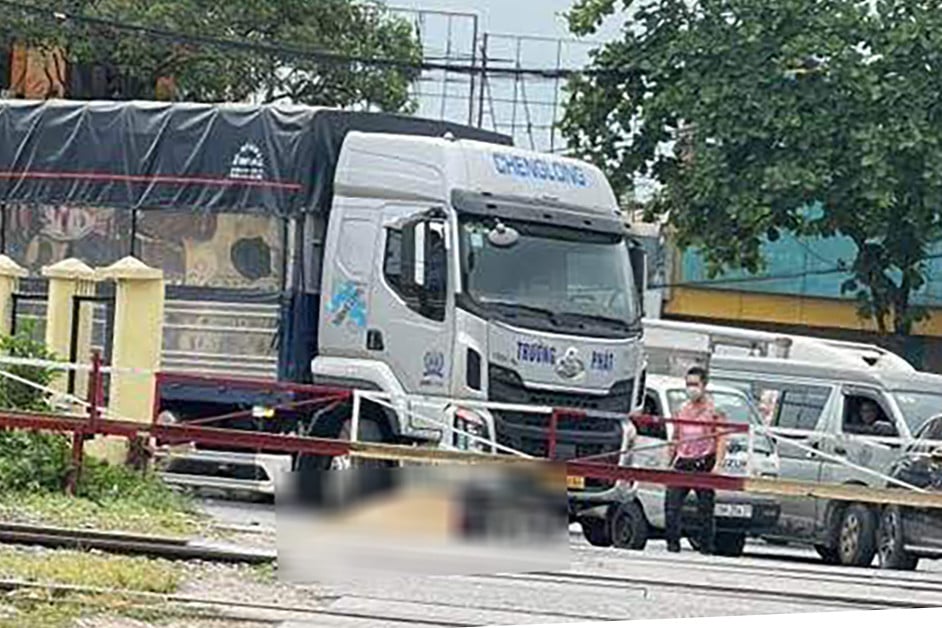 Lực lượng chức năng điều tra vụ việc - Ảnh: VietNamNet
