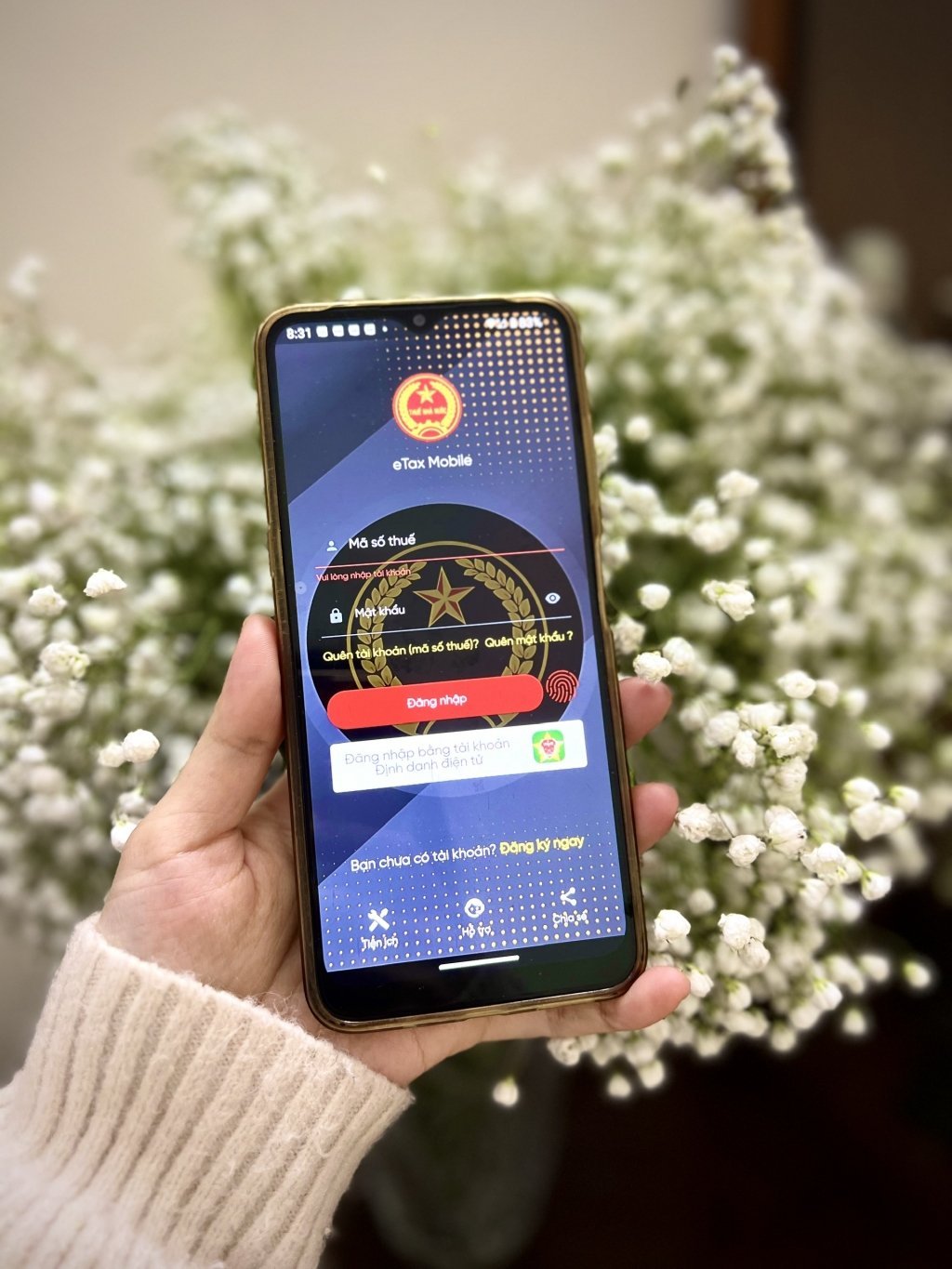  cá nhân đã đăng ký tài khoản giao dịch thuế điện tử có thể sử dụng ứng dụng eTaxMobile để kiểm tra và cập nhật thông tin. Ảnh: Vân Lê