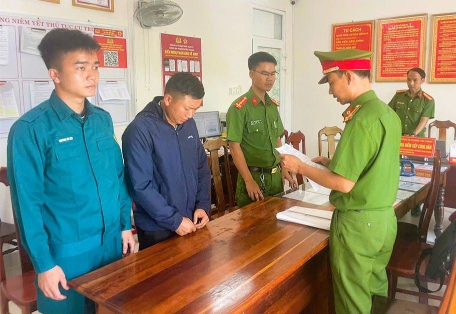 Cơ quan Công an đọc quyết định khởi tố đối với Mai Văn Tỉnh.