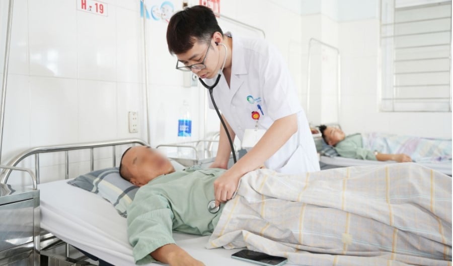 2 bệnh nhân bị rối loạn điện giải, suy thận cấp do mất nước được điều trị tại Khoa Thận Lọc máu, Bệnh viện Bãi Cháy - Ảnh BVCC