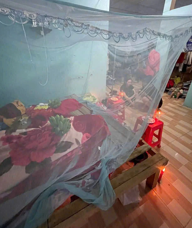 Hai nạn nhân được tìm thấy thi thể và đưa lên giường chờ khám nghiệm - Ảnh: Báo Dân Việt