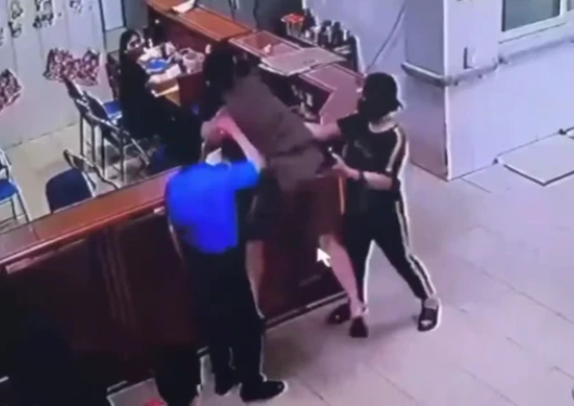 Hình ảnh người đàn ông hành hung nữ nhân viên y tế - Ảnh: Báo Tiền Phong