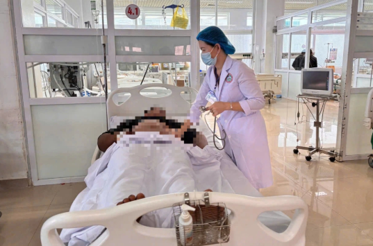  Bệnh nhân bị ngộ độc nấm lạ đang được điều trị tích cực tại bệnh viện - Ảnh: Báo Dân trí