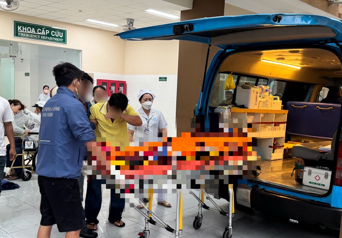 Thi thể nạn nhân tử vong được đưa từ bệnh viện về - Ảnh: Báo Lao Động