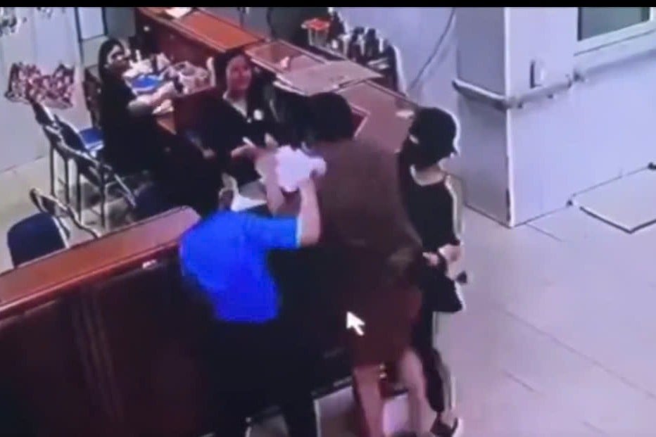 Hình ảnh nữ điều dưỡng bị người đàn ông hành hung. Ảnh: Cắt từ clip