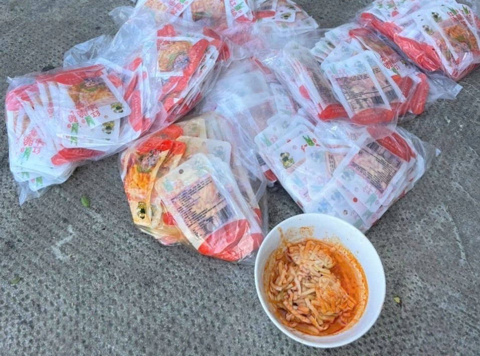 Lực lượng chức năng thu giữ 112.000 gói măng tẩm có chữ nước ngoài.