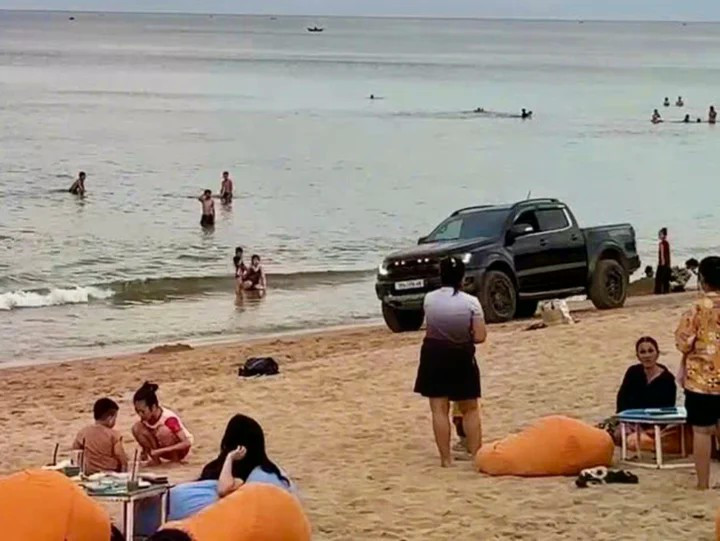 Xe bán tải gây náo loạn ở bãi biển Tuy Hòa.