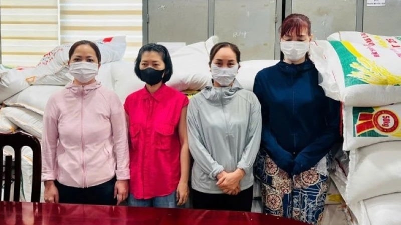 4 đối tượng bị khởi tố trong đường dây sản xuất, buôn bán gạo giả nhãn hiệu ST25. Ảnh: Báo Nhân Dân.