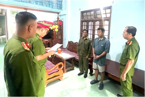Công an tỉnh Quảng Nam thi hành các quyết định đối với Nguyễn Công Thịnh - Ảnh: Báo Dân trí