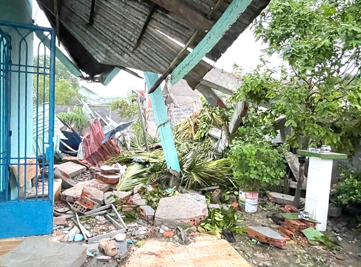 Hiện trường vụ sập tường khiến bà L. và cháu ngoại chết tại chỗ - Ảnh: Báo Tuổi Trẻ