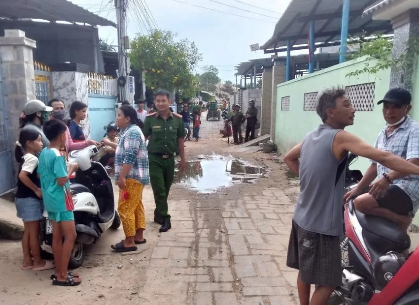 Người dân bàng hoàng khi nghe tin bé gái 3 tuổi bị bạo hành đến tử vong. Ảnh: Báo Pháp Luật TP.HCM.