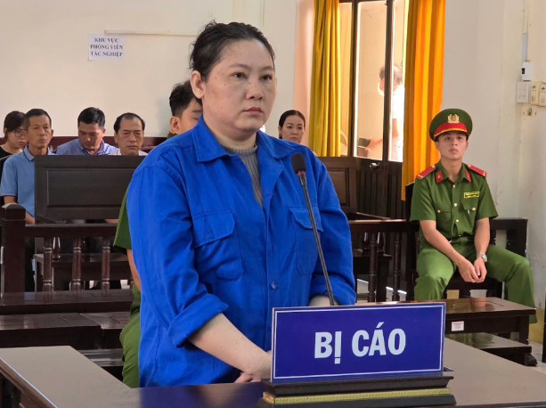 Bị cáo Bùi Thị Kim Thảo nghe tòa tuyên án - Ảnh: Báo Xây Dựng