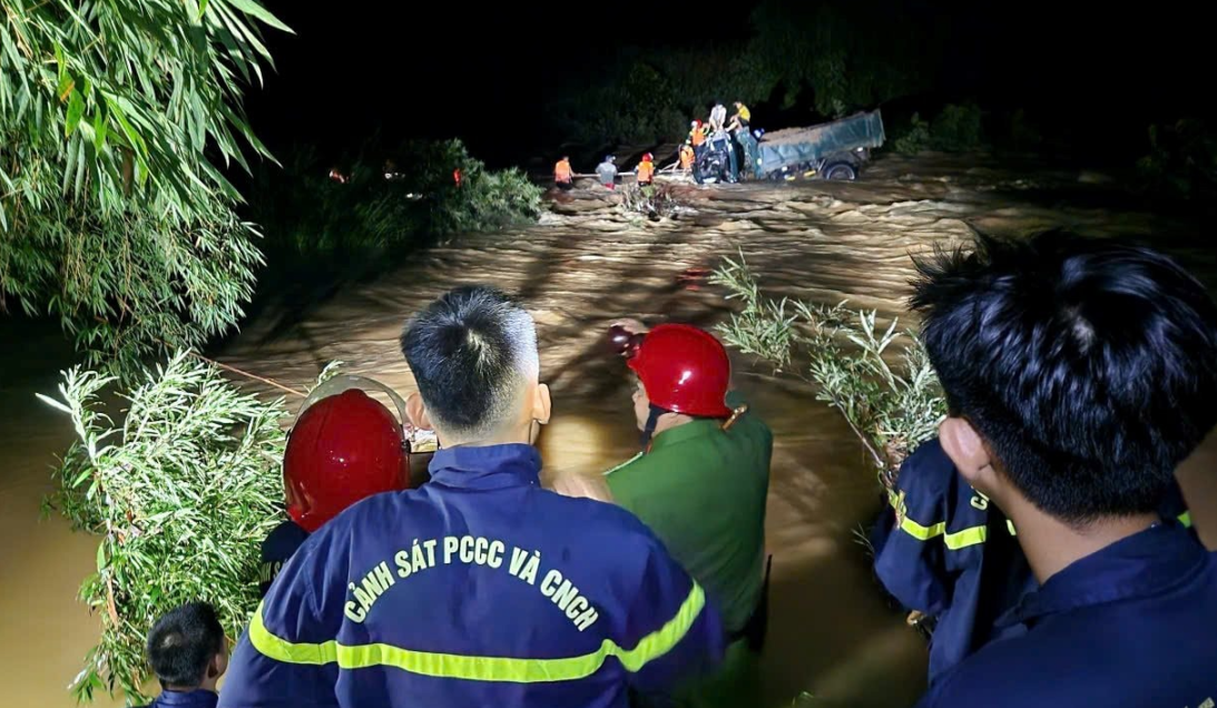 Lực lượng chức năng có mặt kịp thời để đưa 04 người dân vào nơi an toàn - Ảnh: Báo Công lý