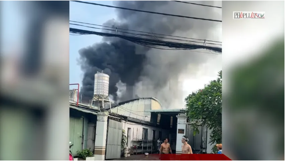 Khói lửa bốc lên dữ dội từ bên trong kho hàng - Ảnh: Báo Pháp Luật TP. Hồ Chí Minh