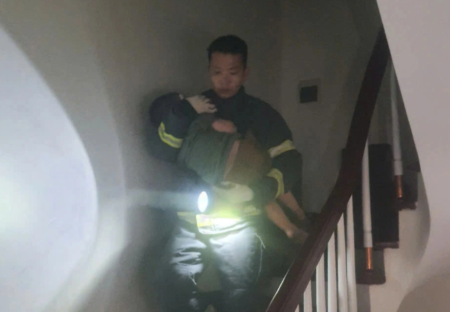  Lực lượng chức năng đưa các em nhỏ thoát khỏi vụ cháy.